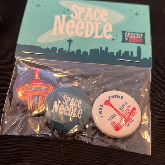 Space Needle buttons - Picture 2 of 2